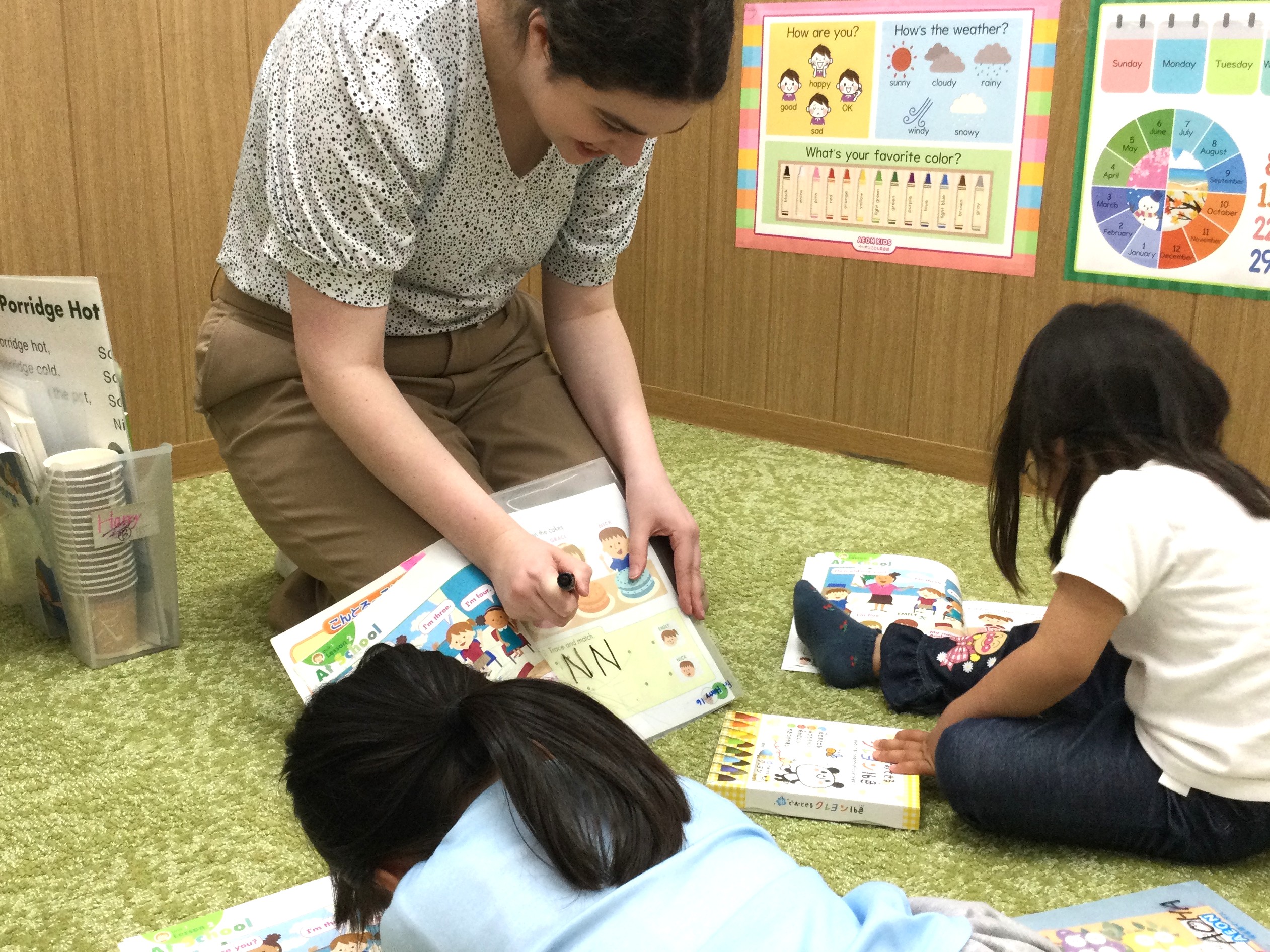 イーオンキッズ西神中央校の講師陣が、お子様の英会話力向上をお手伝いします。